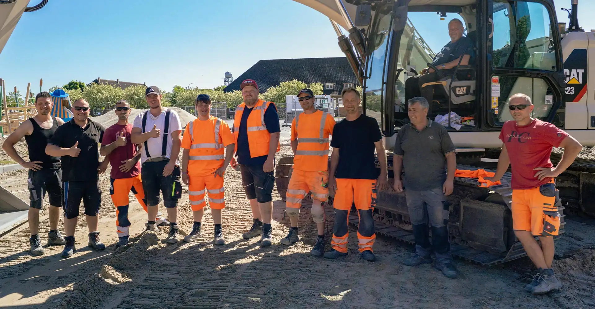 Mitarbeiter der Firma Huneke auf einer Baustelle, im Hintergrund ein Bagger